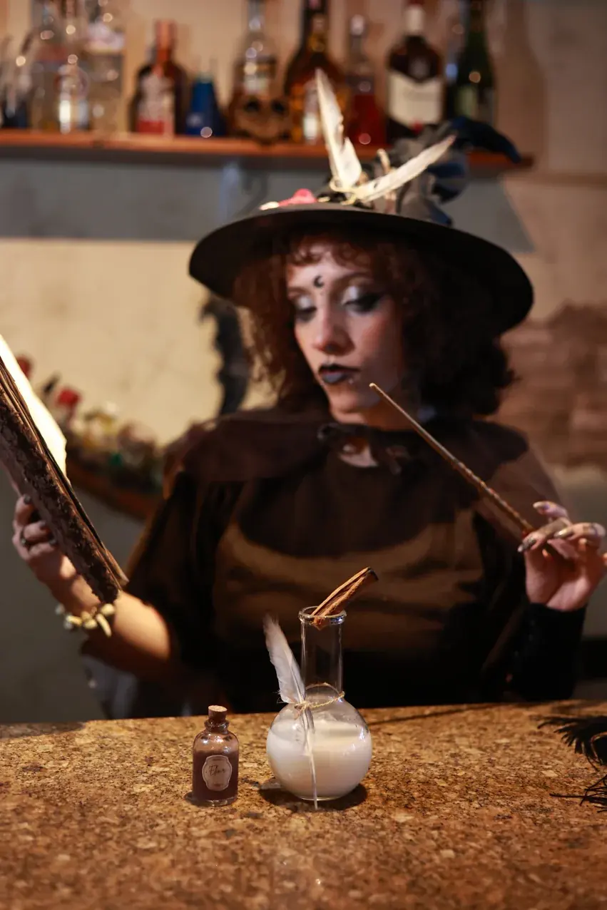 Personagem bruxa durante encenação ao vivo da Taverna Spell